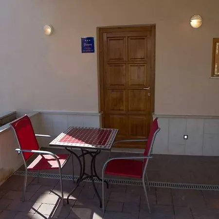 Πανσιόν & Toni