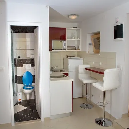 Apartments & Rooms Toni 3*