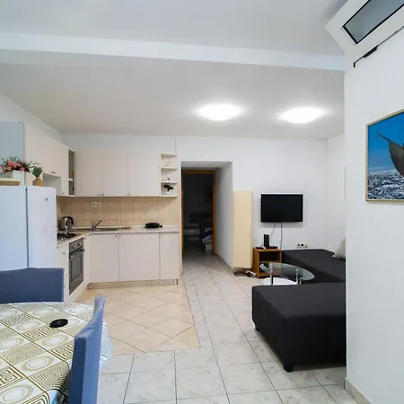 Apartments & Rooms Toni Pensionat 3*